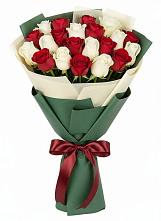 Букет Микс из красных и белых роз в Мамхегском