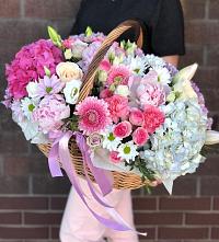 Композиция солнечный день в Мамхегском Цветочная композиция из Розы, Хризантемы, Пионы и Лизиантусы в корзине в Мамхегском